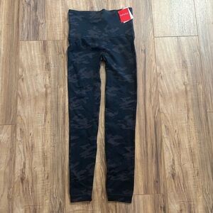 SPANX Look At Me Now Seamless Shaping High Rise Leggings Black‎ Camo SZ S NWT
